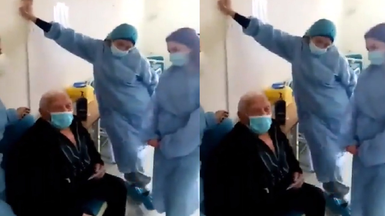بالفيديو.. مسن يشكر الطاقم الطبي بأغنية طربية بعد تلقيه لقاح كورونا