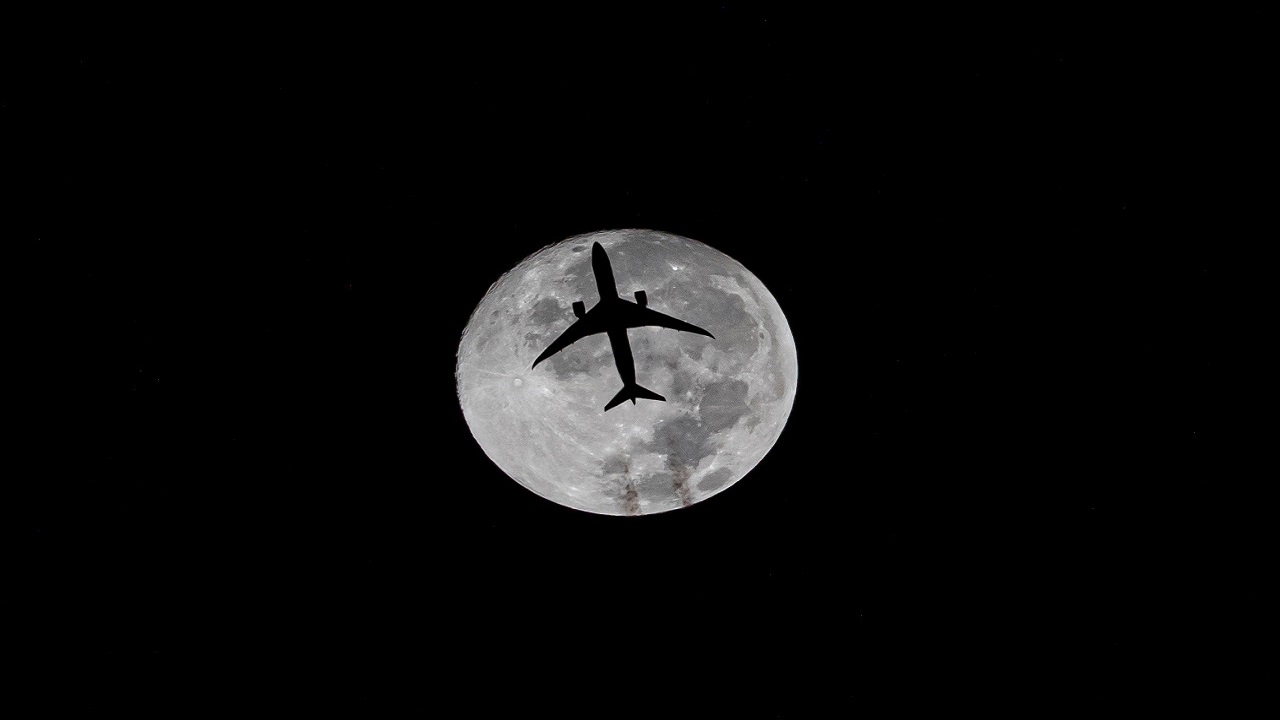 صورة ترصد لحظة التقاء طائرة الخطوط الجوية بالقمر في القصيم