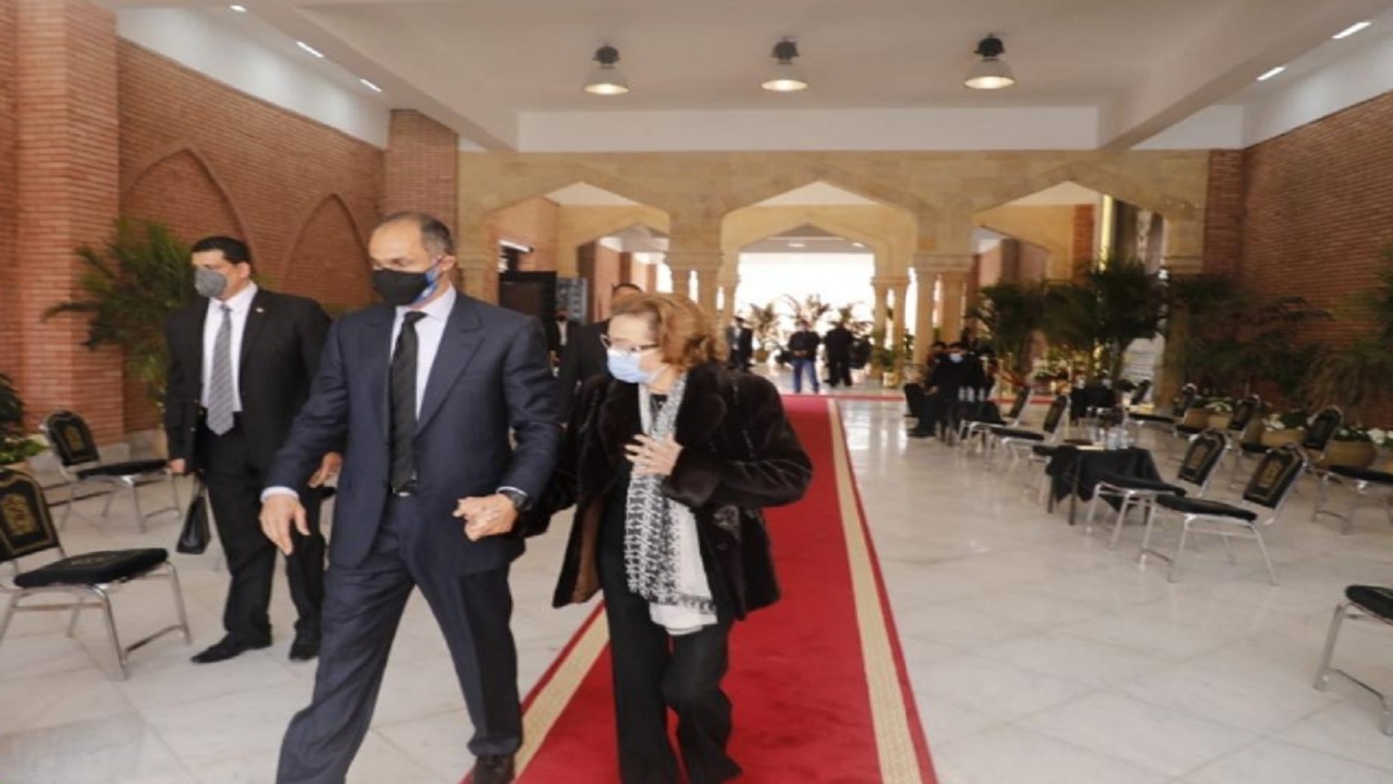 بالصور.. أول ظهور لسوزان مبارك بعد غياب طويل أثناء زيارة قبر مبارك