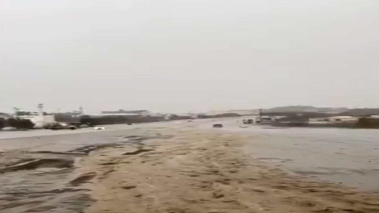 بالفيديو.. أمطار على طريق الملك عبدالله بجنوب شرق أبها