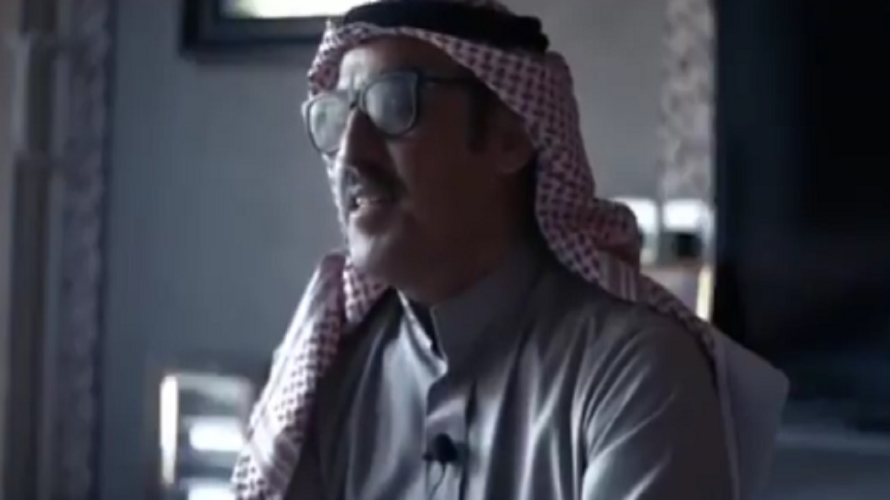 بالفيديو.. مواطن يجتمع مع رفاقه لعرض السيارات القديمة أمام الجمهور في الرياض
