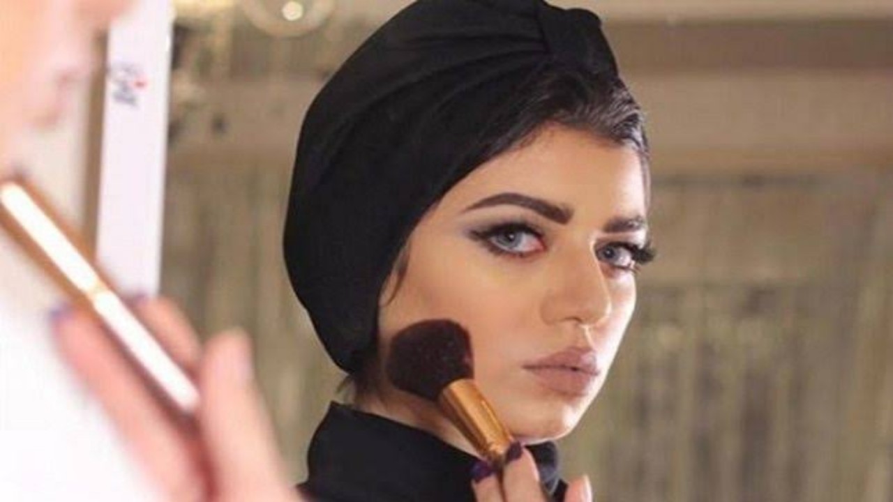 بالفيديو.. اعتذار نجلاء عبدالعزيز عن تصوير ابنها بفستان الزفاف ومساحيق التجميل