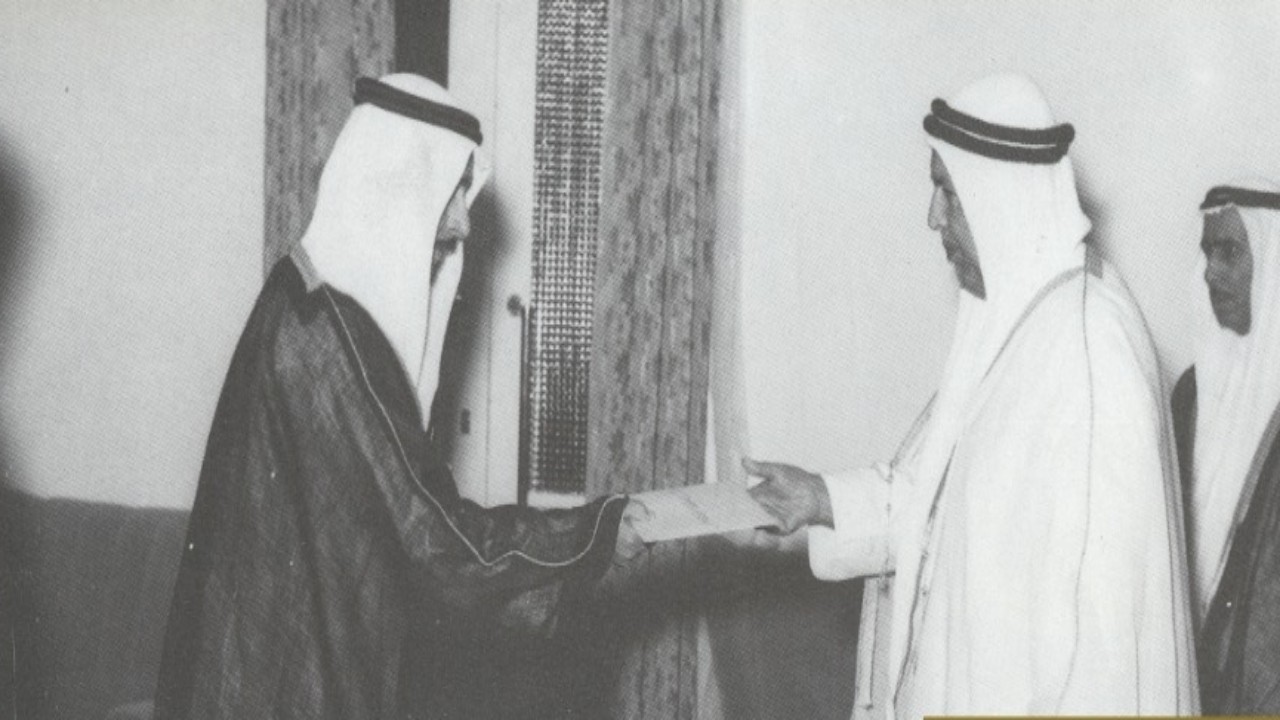 صورة تاريخية لأول شخص تقلّد منصب سفير للمملكة لدى الكويت