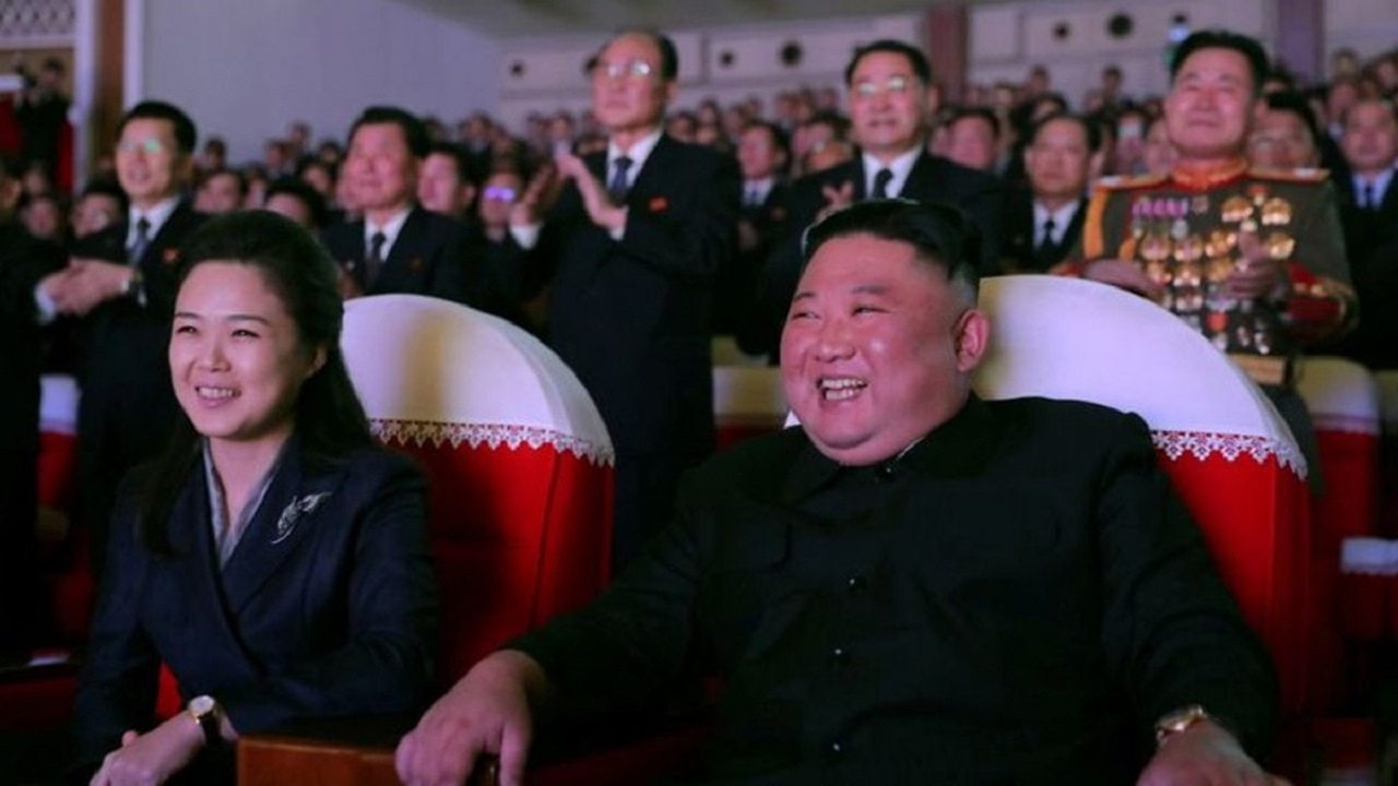 بالصور..أول ظهور لزوجة زعيم كوريا الشمالية بعد عام من الاختفاء الغامض