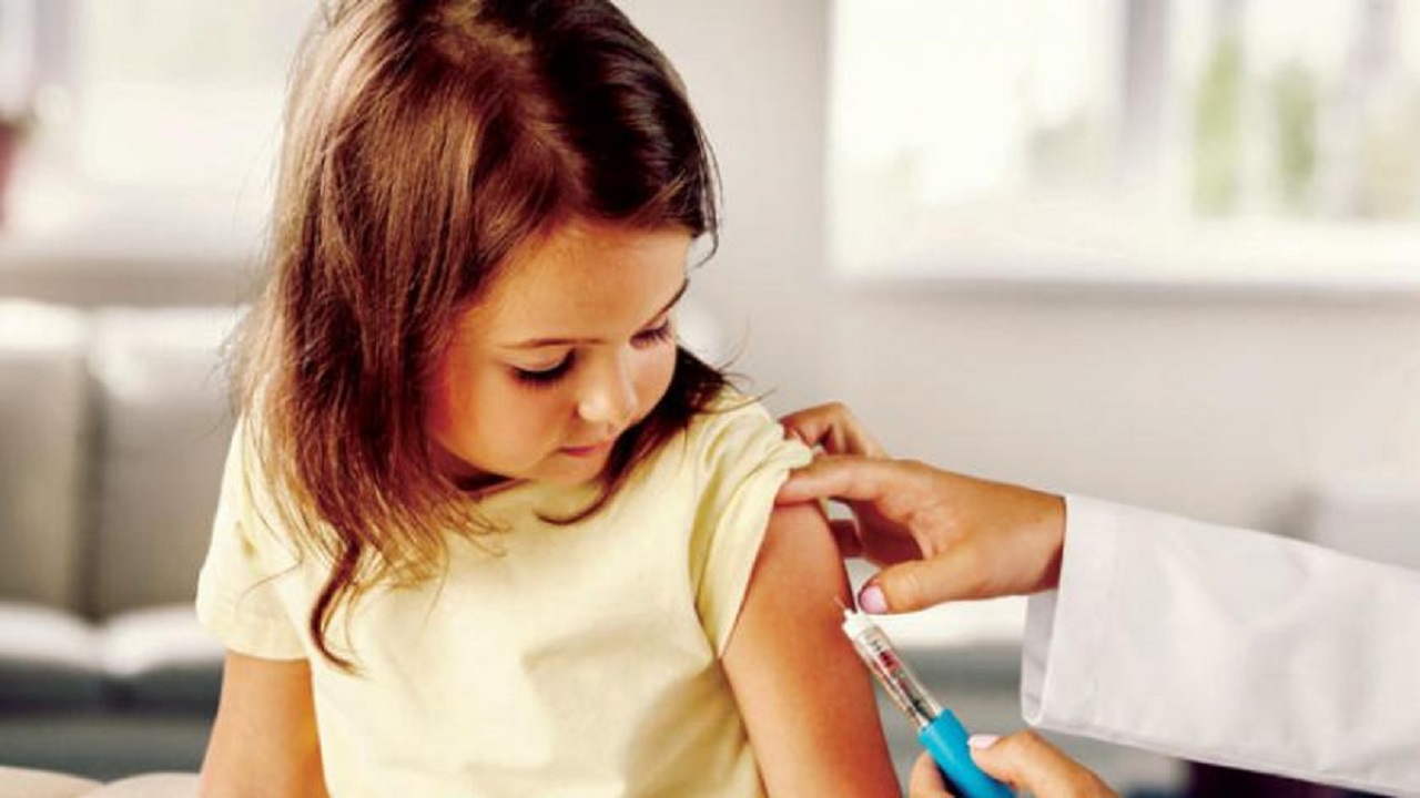 استشاري يوضح سبب عدم حاجة الأطفال للتطعيم ضد كورونا