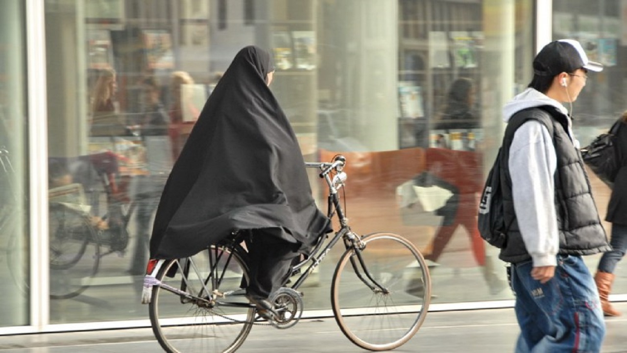 خطيب جمعة إيراني: ” ركوب النساء للدراجات أزمة مثل زيادة الأسعار “