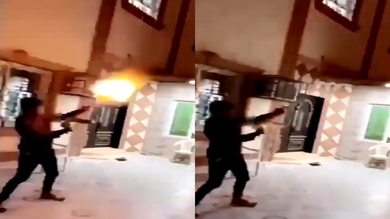 بالفيديو..شاب يتباهى بإطلاق الرصاص من سلاح رشاش بحي سكني في الرياض
