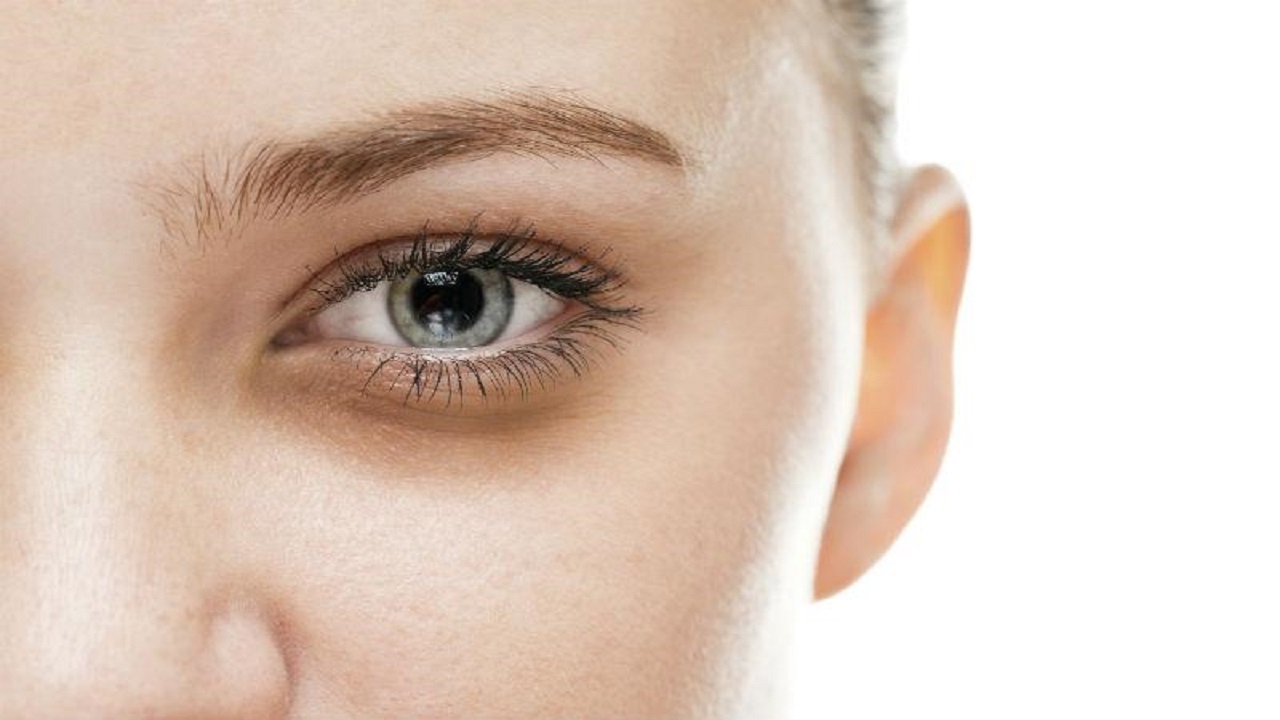 طرق فعالة للتخلص من الإنتفاخات أسفل العين