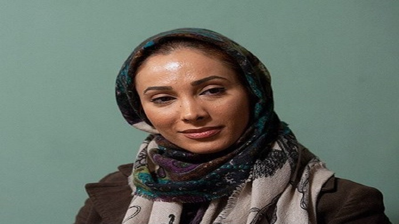 بالفيديو.. ممثلة إيرانية توجه رسالة للمسؤولين: &#8221; نموت جوعا وانتم تعيشون&#8221;