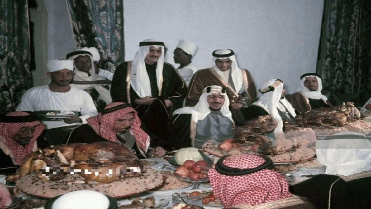 صورة قديمة للملك سعود في حفل عشاء مع الشيخ مقحم بن مهيد