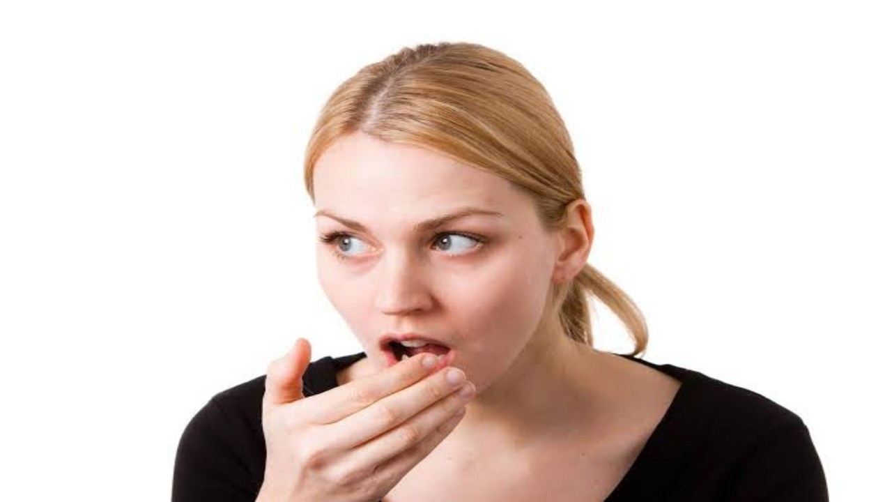 رائحة الفم الكريهة علامة على بعض الأمراض