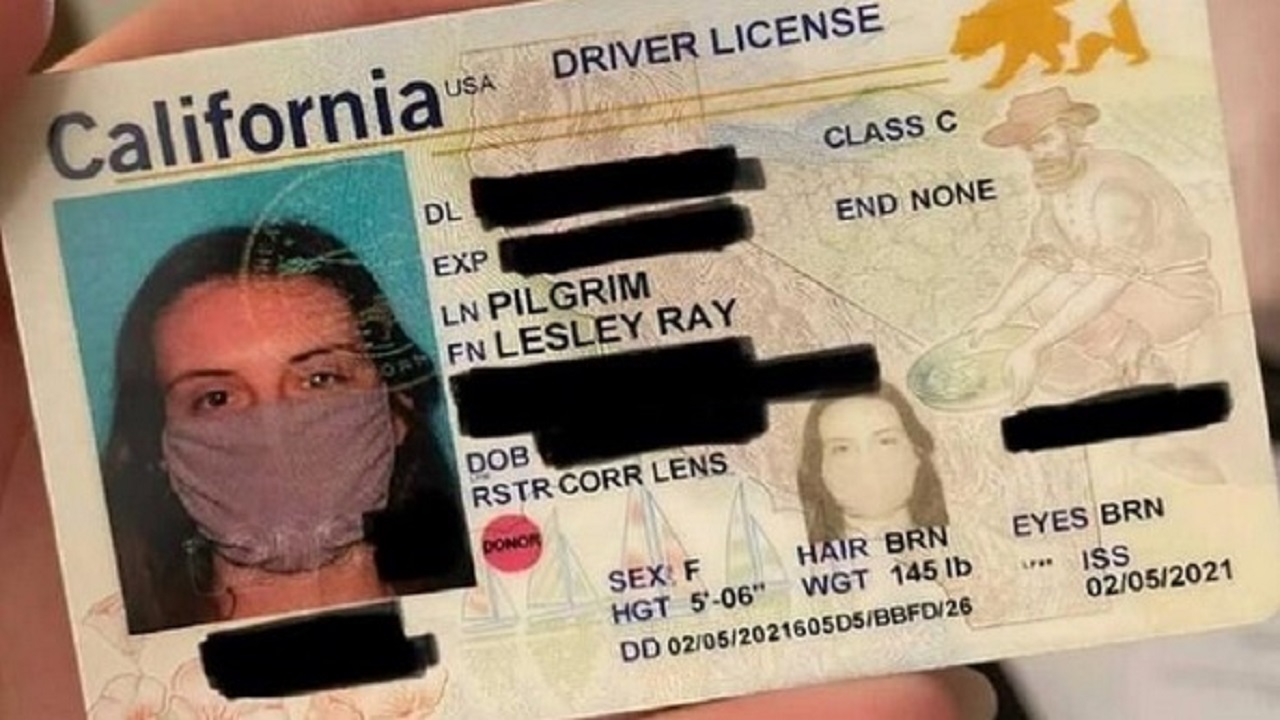 امرأة تتفاجئ بوضع صورتها بالكمامة على بطاقة الهوية ورخصة القيادة