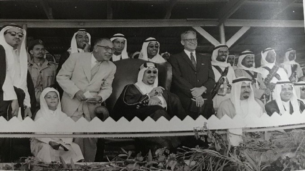 صورة نادرة للملك سعود أثناء عرض الخيول المقام في الظهران