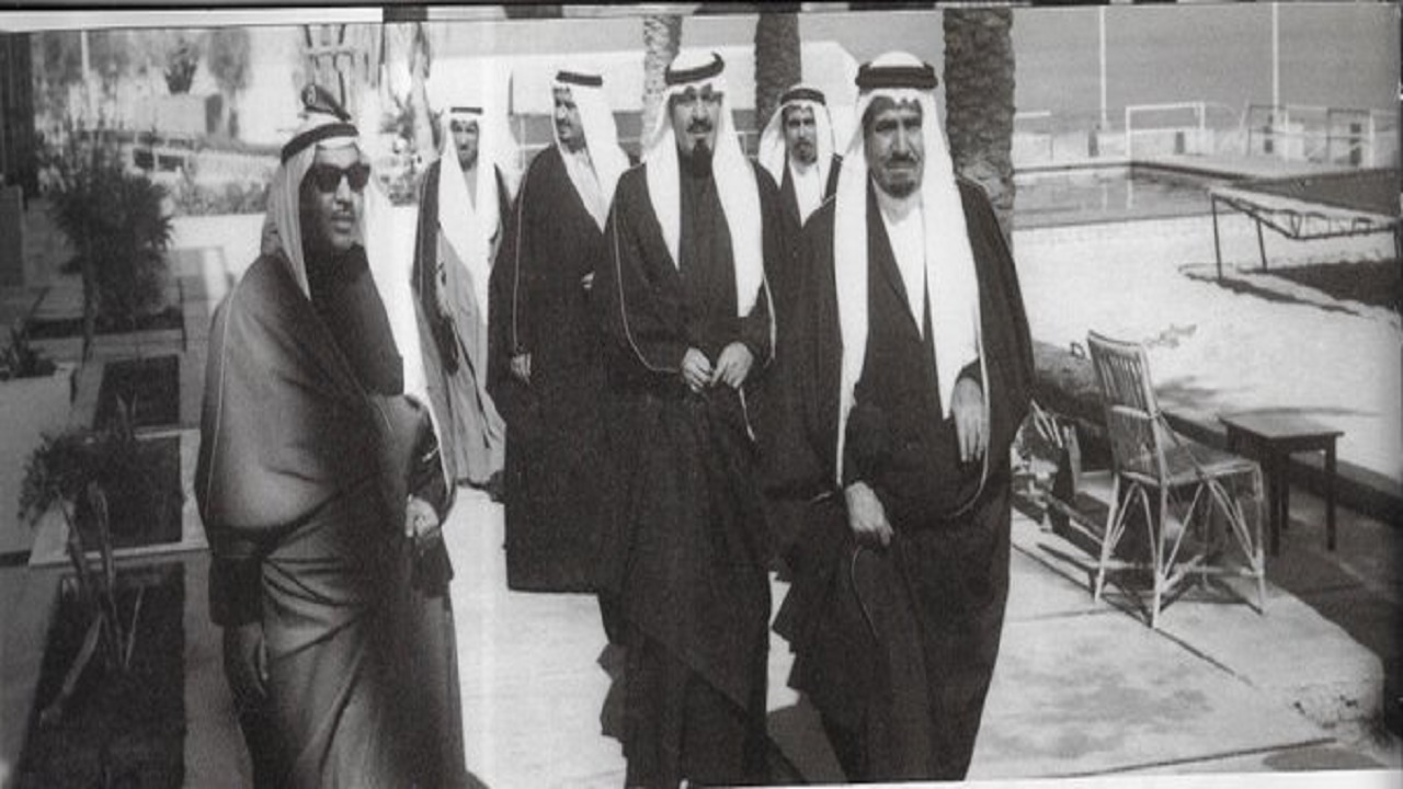 صورة نادرة للملك عبدالله خلال تقديم العزاء بوفاة أمير الكويت