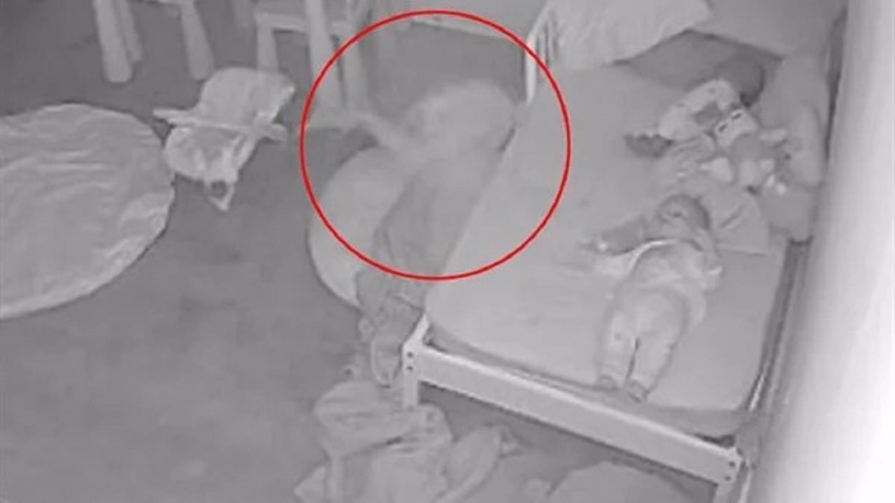 كاميرا مراقبة تسجل مشهد مرعب لسحب طفلة تحت السرير