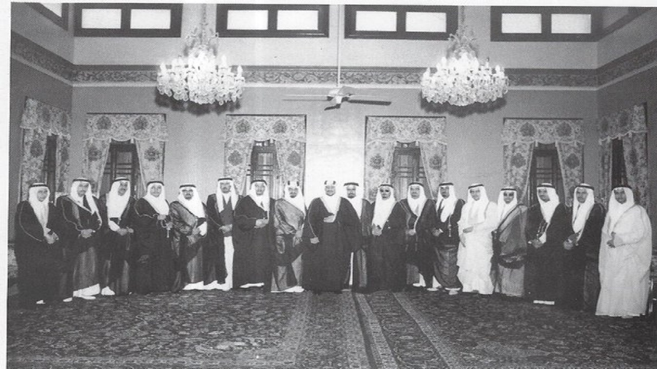 صورة نادرة للملك سعود بعد مبايعته ملكا