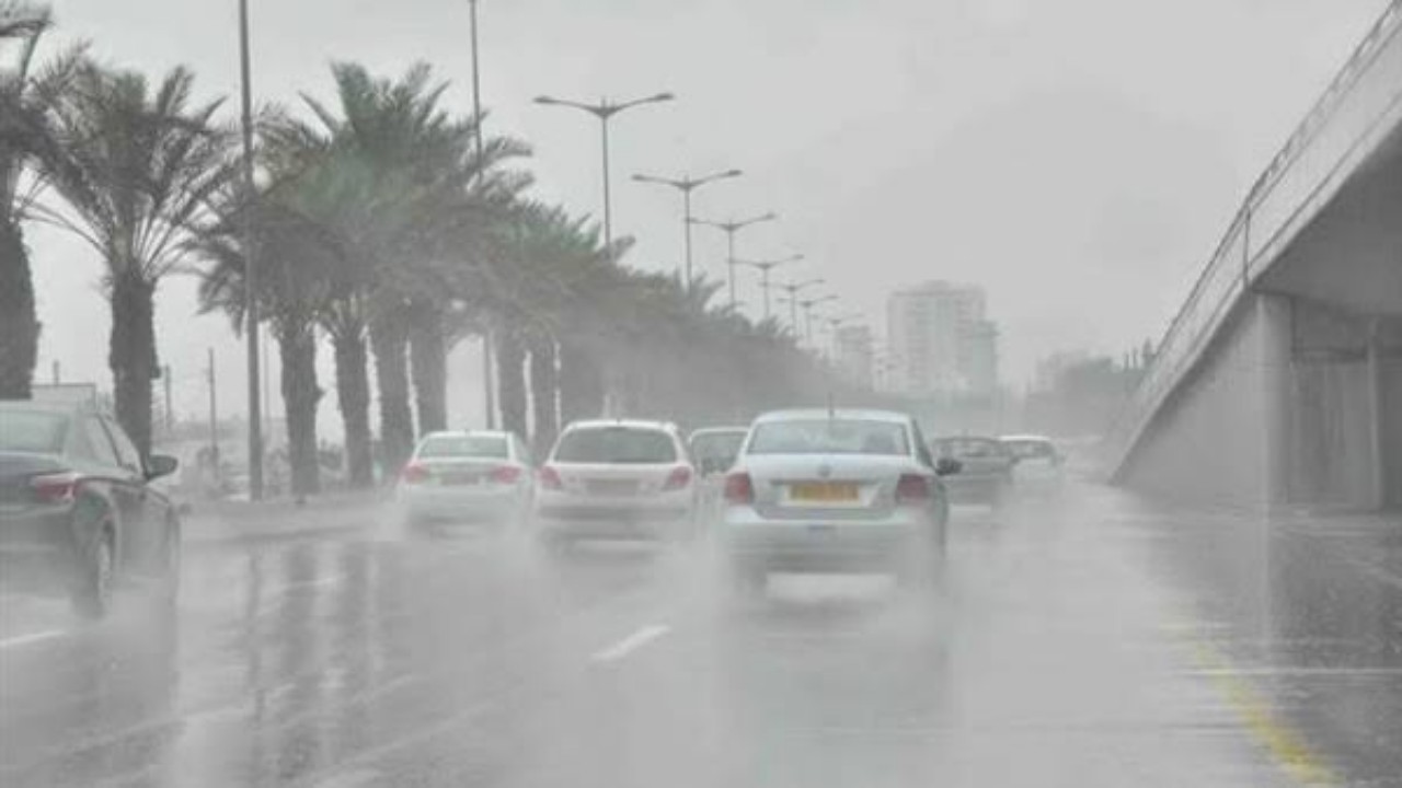 بالفيديو.. «المرور» تقدم إرشادات لتجنب مخاطر الطريق أثناء هطول الأمطار