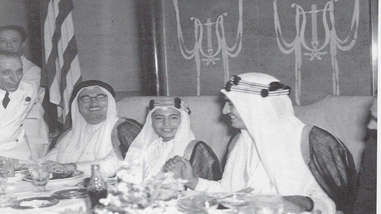 صورة نادرة لحديث ودي بين الملك فهد وأخيه الأمير نواف والشيخ حافظ وهبة