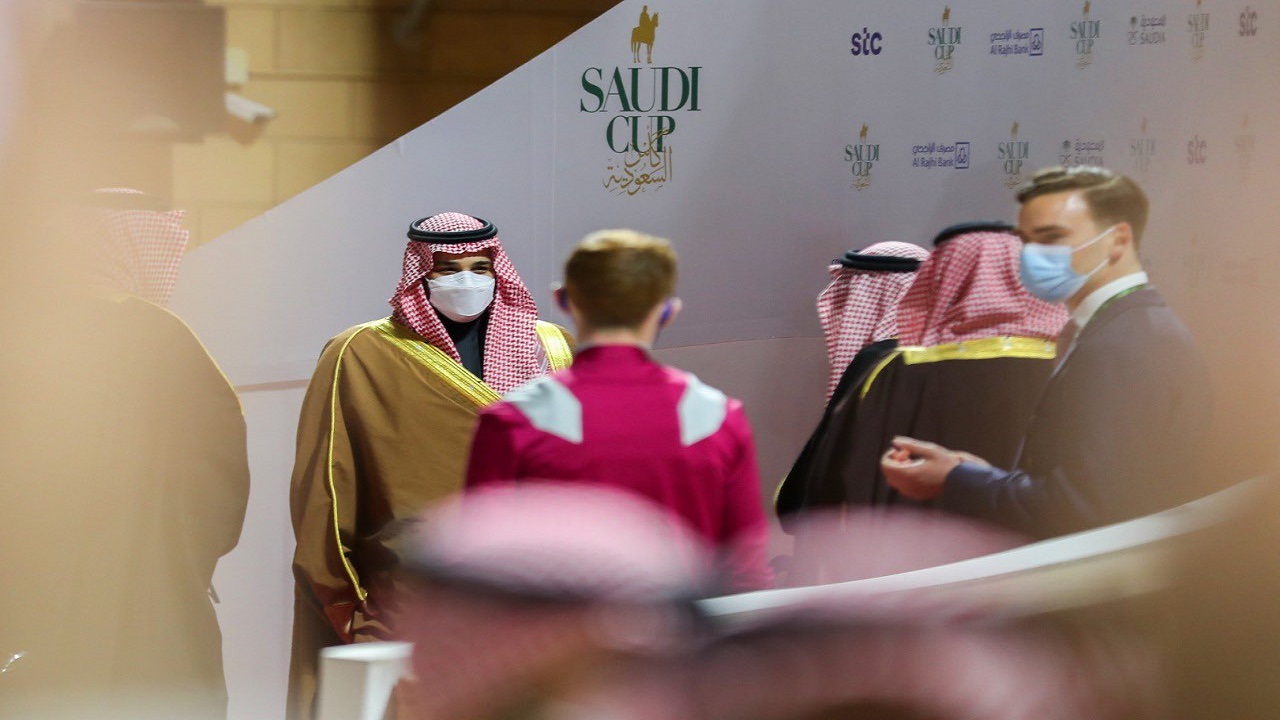 بالفيديو..ولي العهد والتباعد الاجتماعي خلال تسليم كأس السعودية للخيل