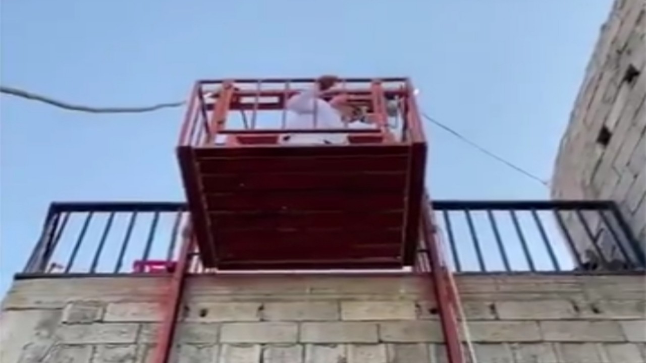 بالفيديو.. شاب يسهل لوالده النزول إلى المسجد من فوق الجبل بابتكار مصعد يدوي