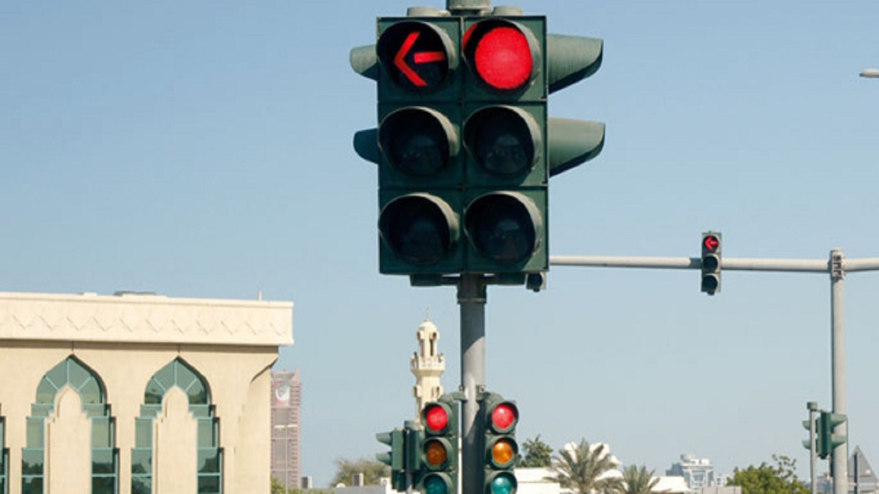 ضوابط يجب مراعاتها في حال التفاف السيارة لليمن عند الإشارة الضوئية الحمراء
