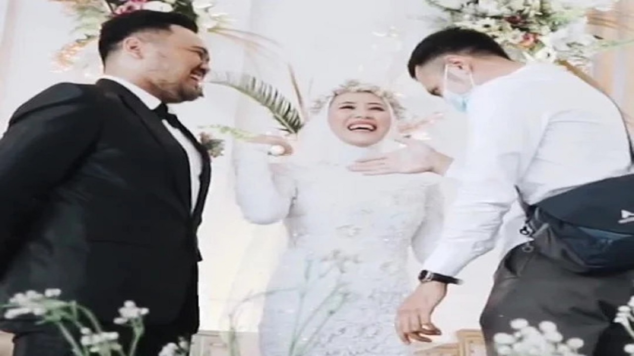 عروس تعانق حبيبها السابق أمام زوجها في حفل الزفاف