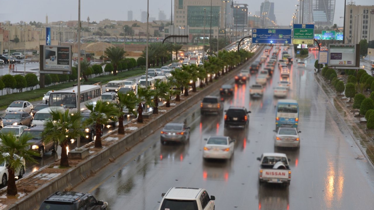الدفاع المدني يحذر من استمرار الأمطار الرعدية على بعض مناطق المملكة