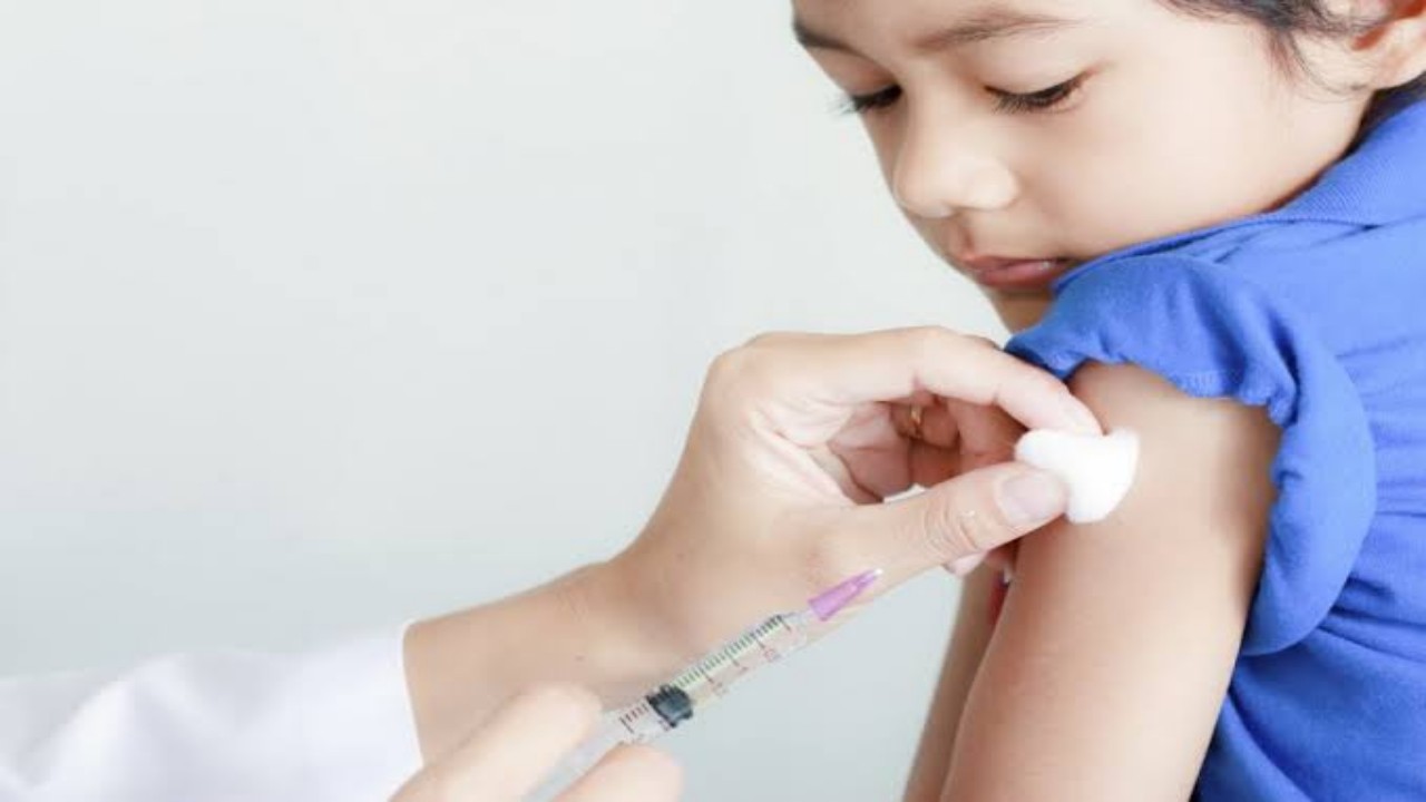 «الصحة» تكشف أبرز المعلومات عن تطعيمة المدارس