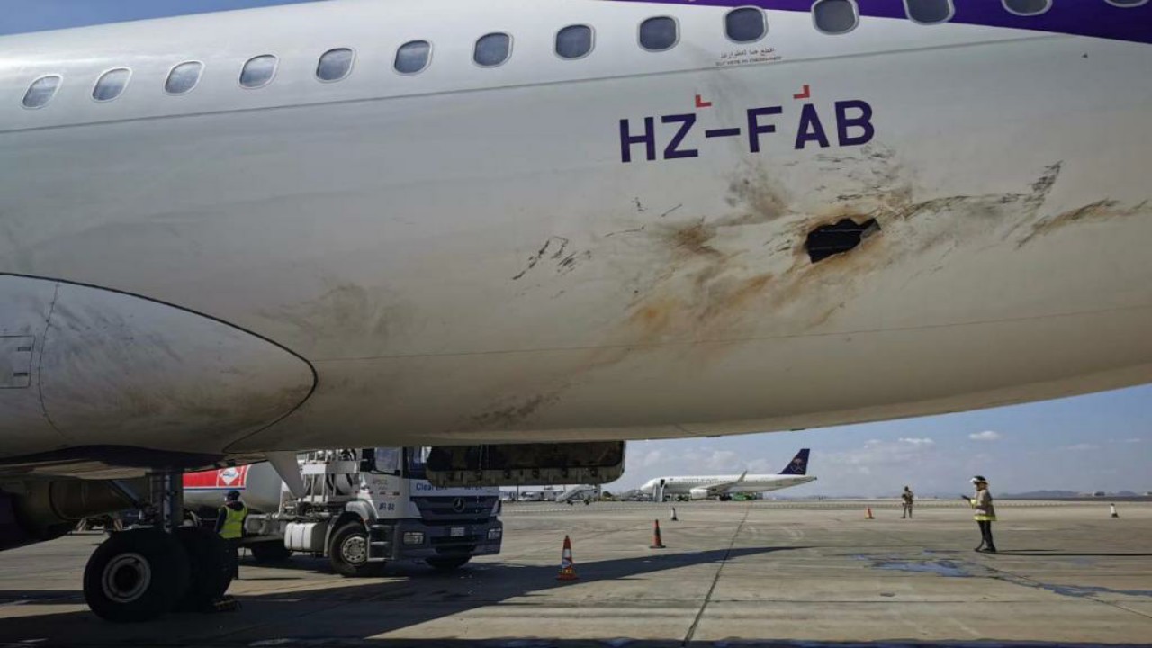شاهد.. صور أولية للطائرة المدنية التي تأثرت بمحاولة الاستهداف الحوثية في مطار أبها