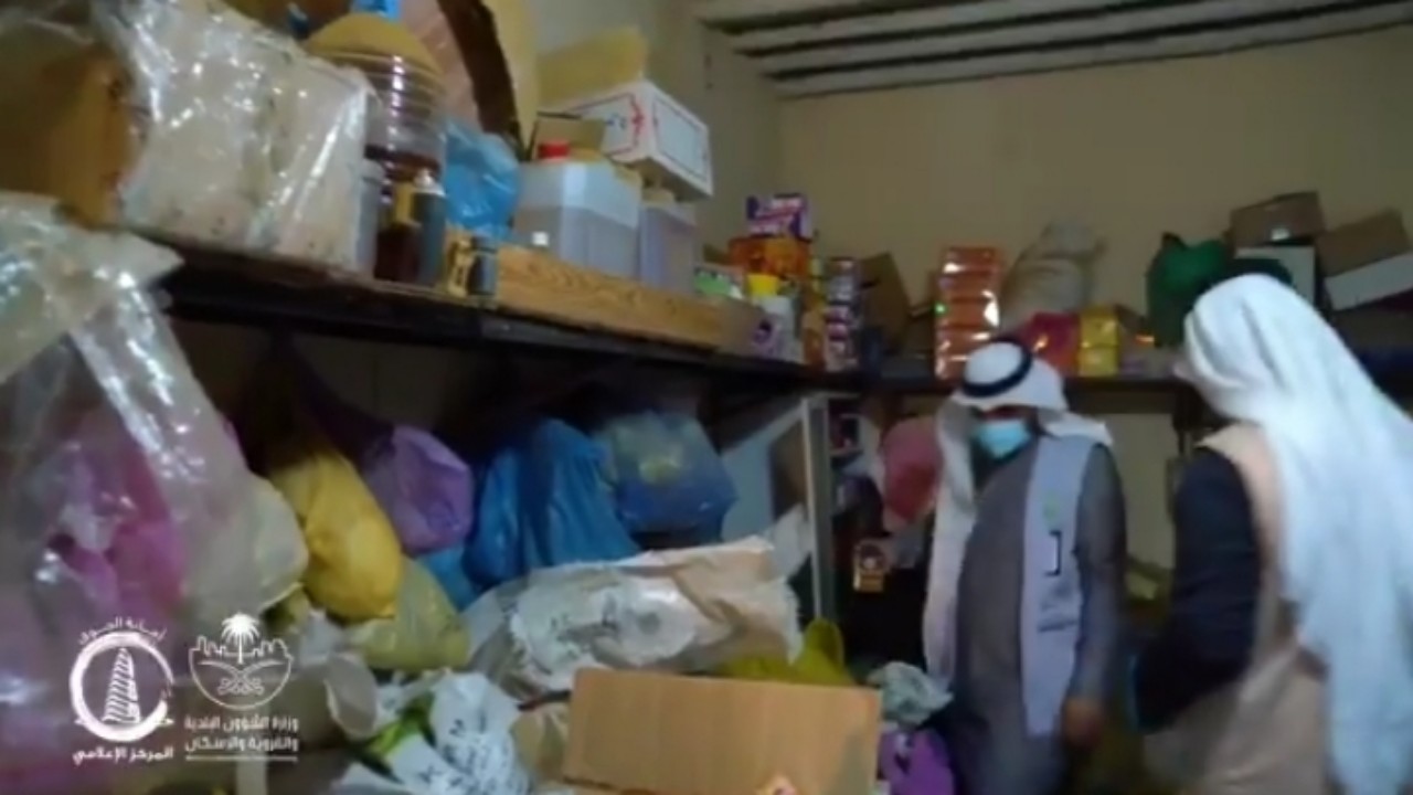 بالفيديو.. العثور على مستودع مواد غذائية مُخالف داخل سكن عمالة بسكاكا