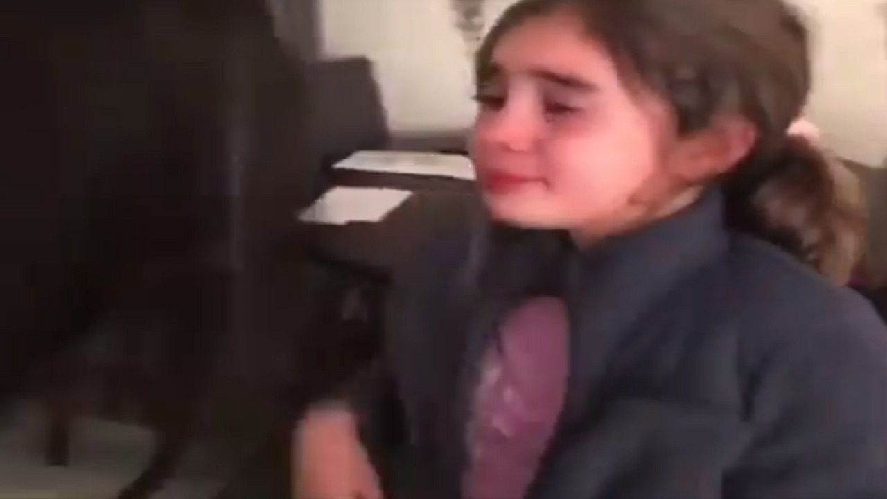 بالفيديو.. طفلة تبكي بعد أن علمت أنها ستعود لمدرستها