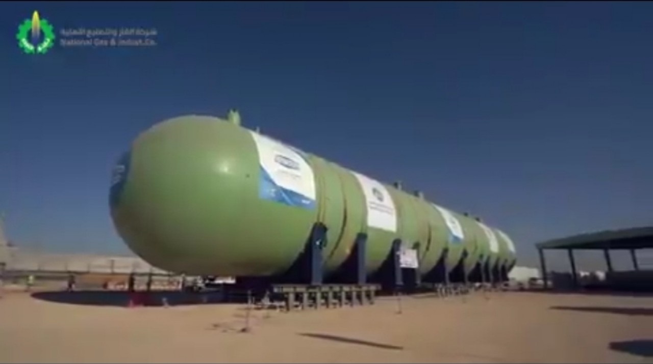بالفيديو.. ‏لحظة وصول الخزان الفولاذي الأول لتخزين غاز البترول المُسال إلى الرياض