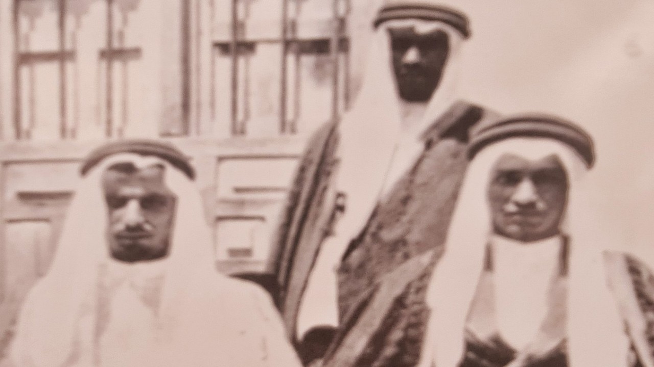 ‏صورة نادرة للملك خالد برفقة عمه الأمير عبدالله في الطائف