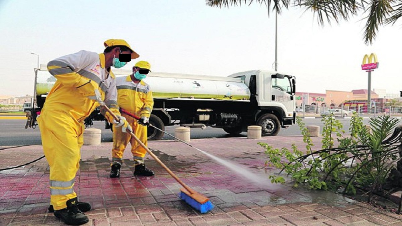 أمانة جازان توضح مصير عمال نظافة ألقوا النفايات في الشارع