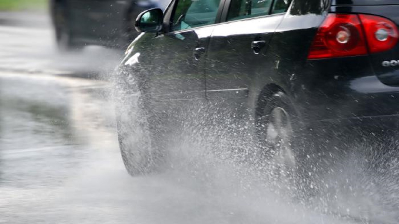 نصائح لسائقي السيارات لقيادة آمنة أثناء الأمطار