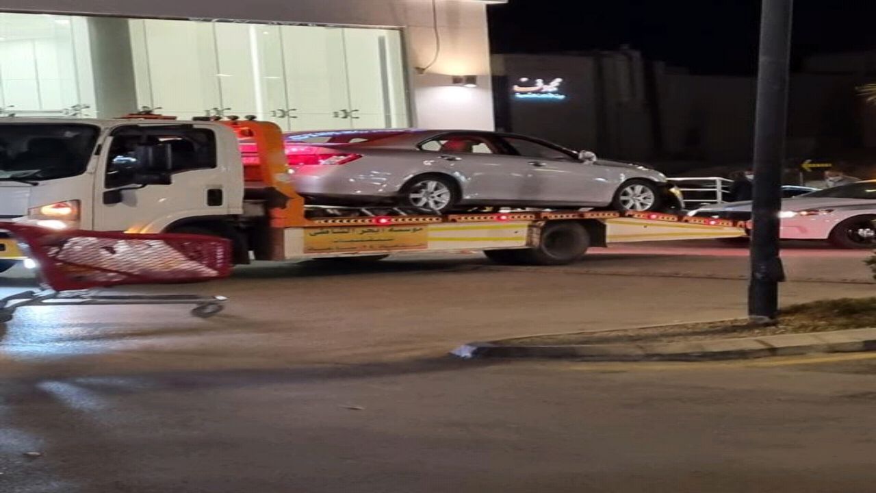 بالصور.. سيارة تقتحم واجهة بنك في الرياض