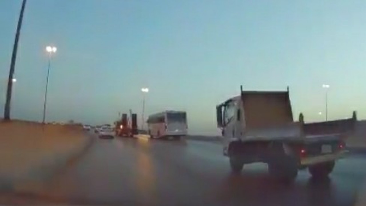 شاهد.. حادث مروري مروع على الدائري الشرقي في الرياض