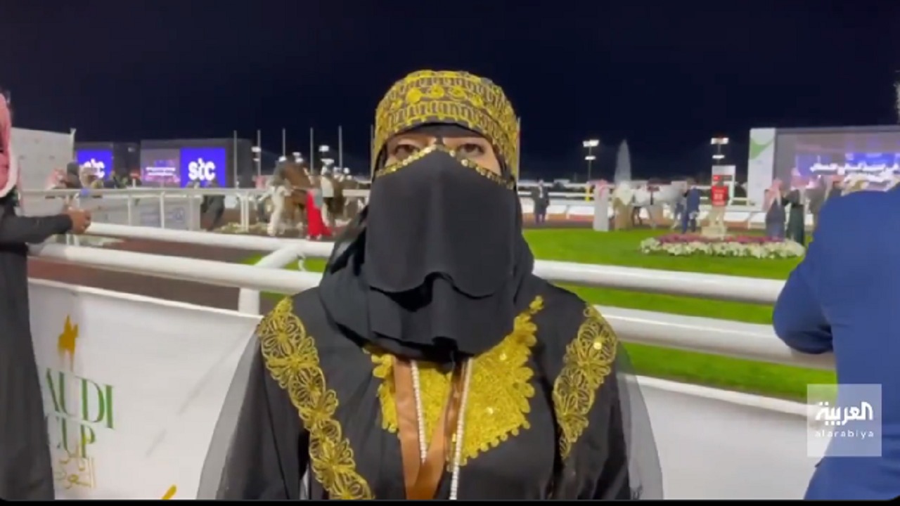 شاهد..ردة فعل الأجانب تجاه مواطنة بالثوب المقصب في كأس السعودية للفروسية