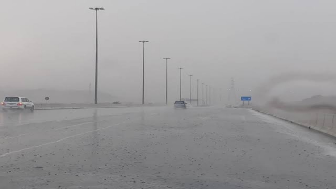 تحذيرات لمستخدمي طريق «المدينة &#8211; مكة» السريع بسبب الأمطار