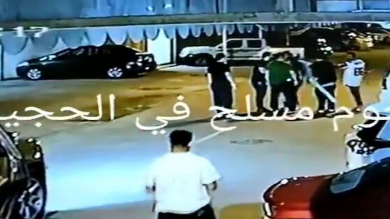 بالفيديو.. مشاجرة عنيفة بالعصا بين شبان في شارع عام