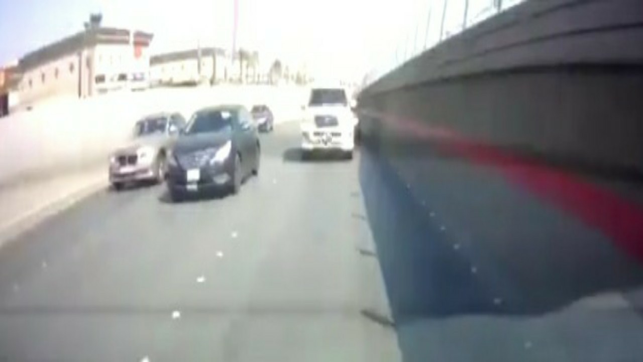 شاهد.. مراوغة وقيادة بسرعة جنونية بين المركبات على أحد الطرق في الرياض 