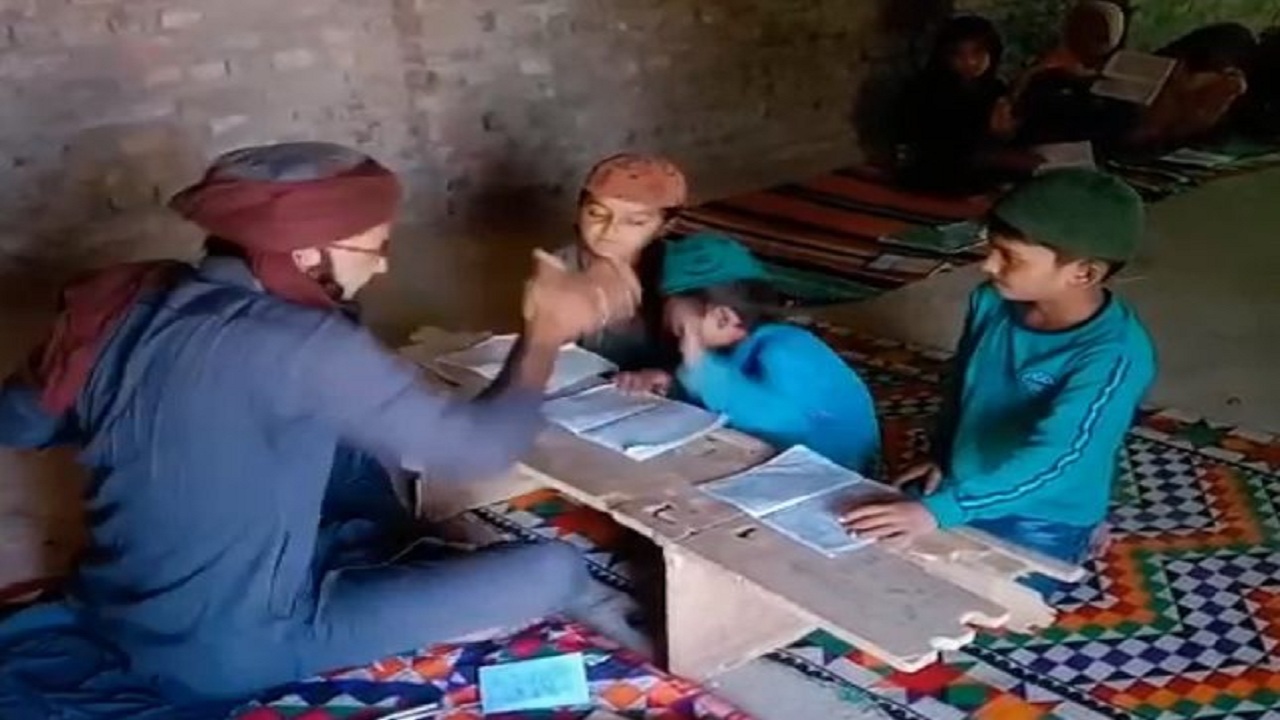 بالفيديو.. اعتداء معلم دين أفغاني على أطفال أثناء تحفيظهم القرآن الكريم