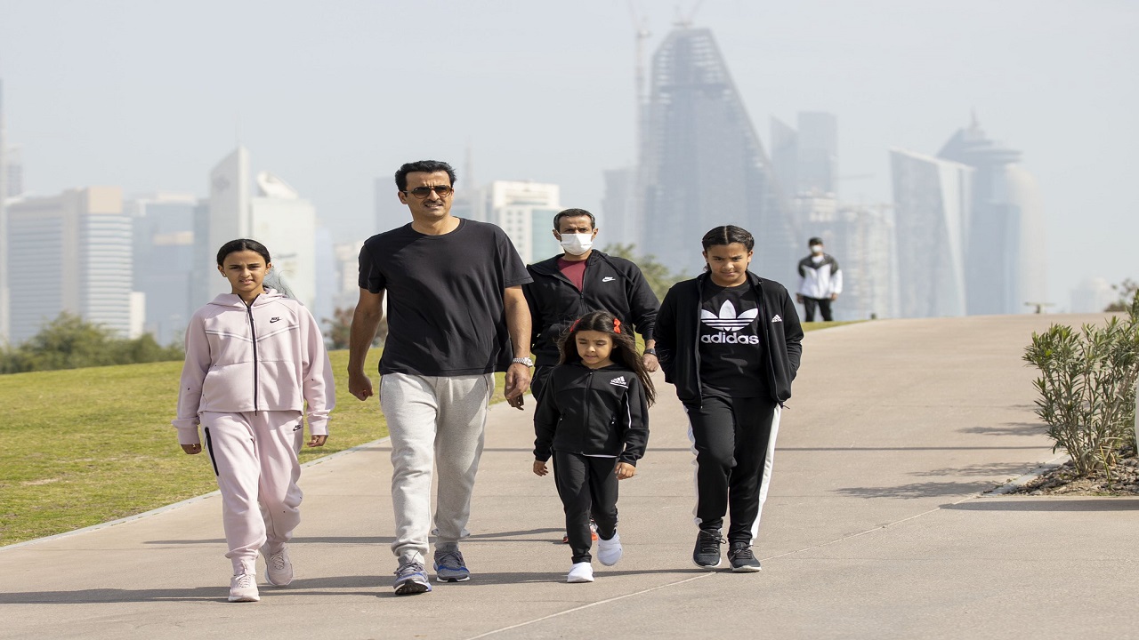 بالصور.. أمير قطر وبناته بملابس رياضية في أحد شوارع الدوحة