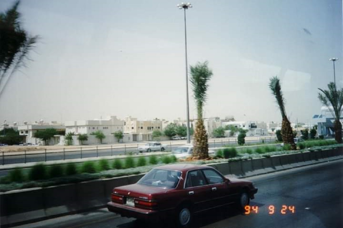 صورة قديمة لطريق الملك فهد بمدينة الرياض قبل 27 عام