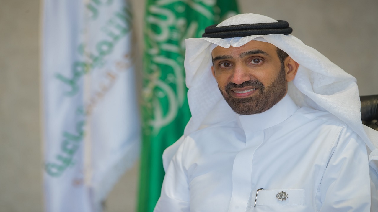 وزير الموارد البشرية يصدر قرارا بقصر مهن خدمة العملاء على السعوديين