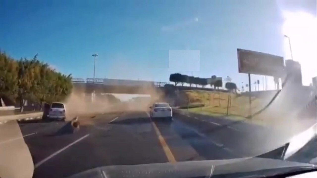 بالفيديو.. لحظة اصطدام سيارة بعمود إنارة على طريق سريع في أبها