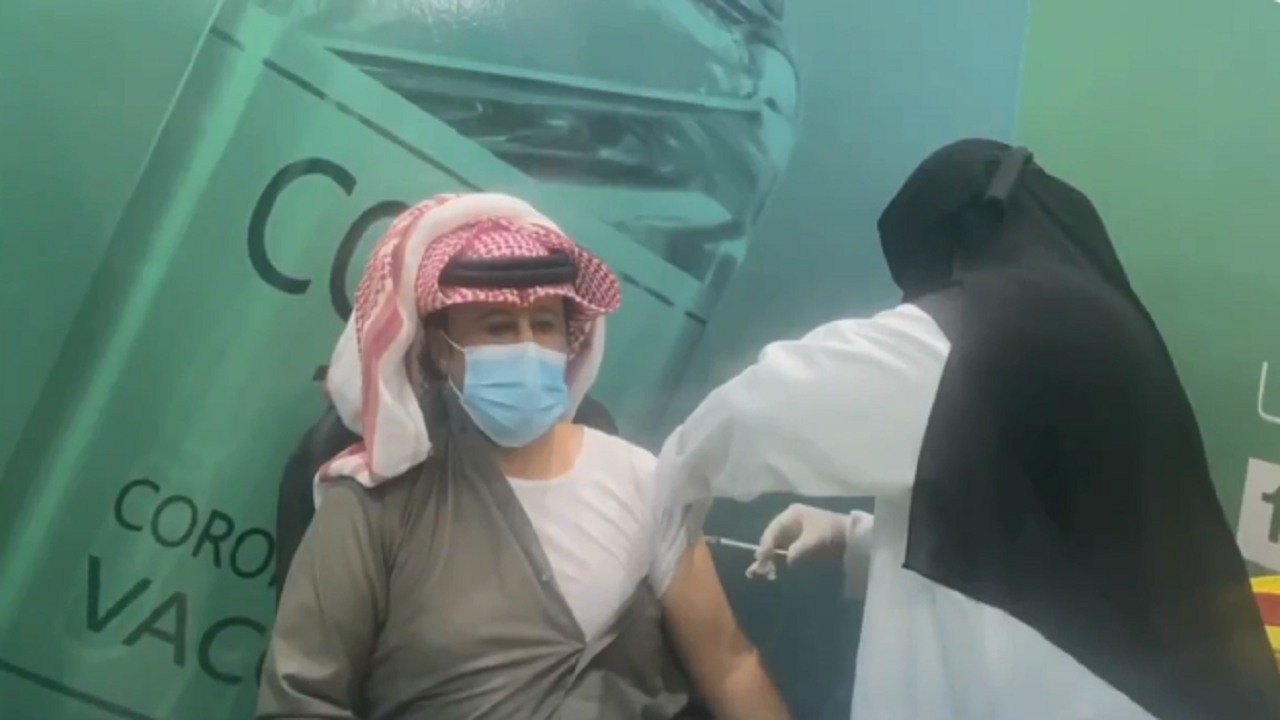بالفيديو.. أول مواطن يتلقى الجرعة الأولى من لقاح كورونا بحفر الباطن