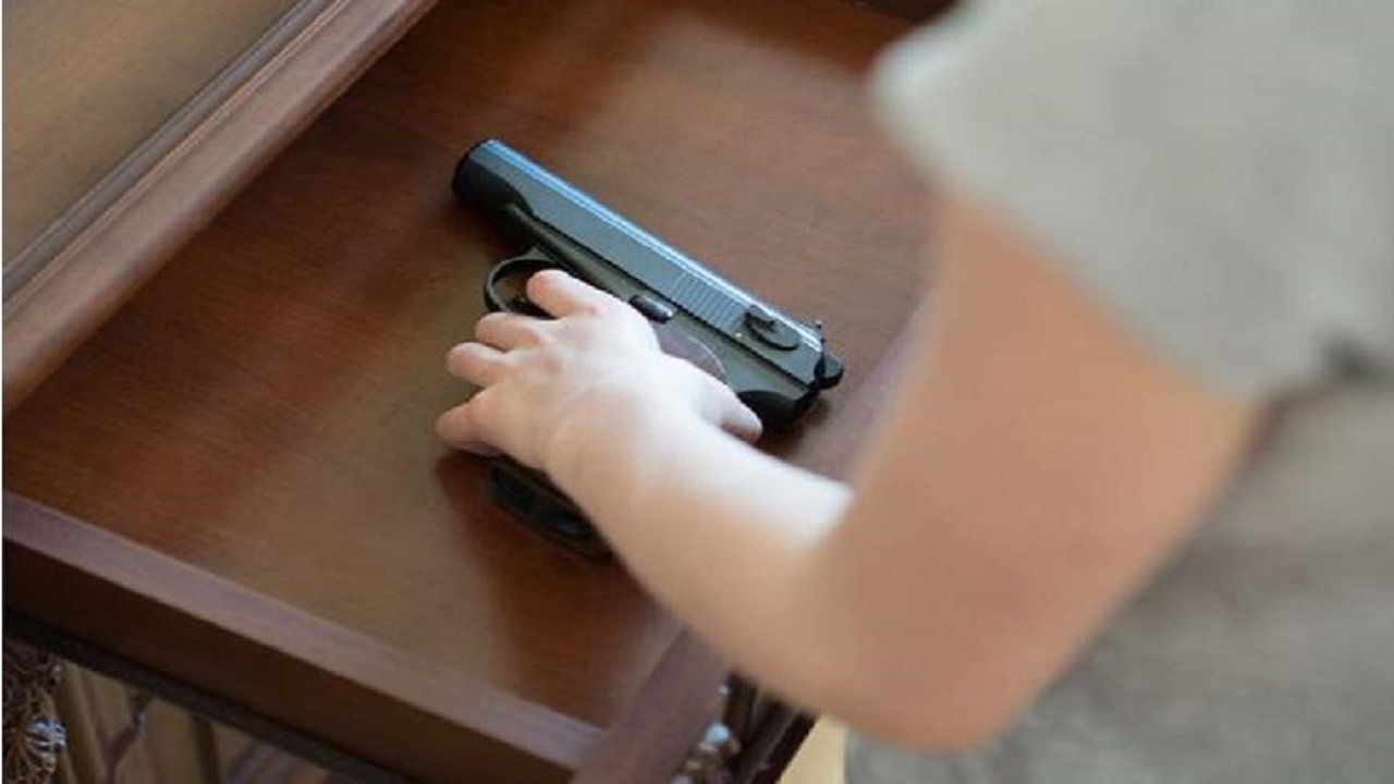 طفل يقتل قريبه بالخطأ أثناء لعبهما بسلاح