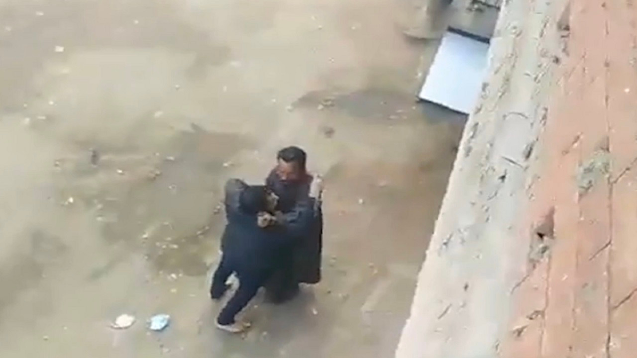 بالفيديو.. رجل يحطم سيارة طبيب بعد رفضه الكشف على زوجته