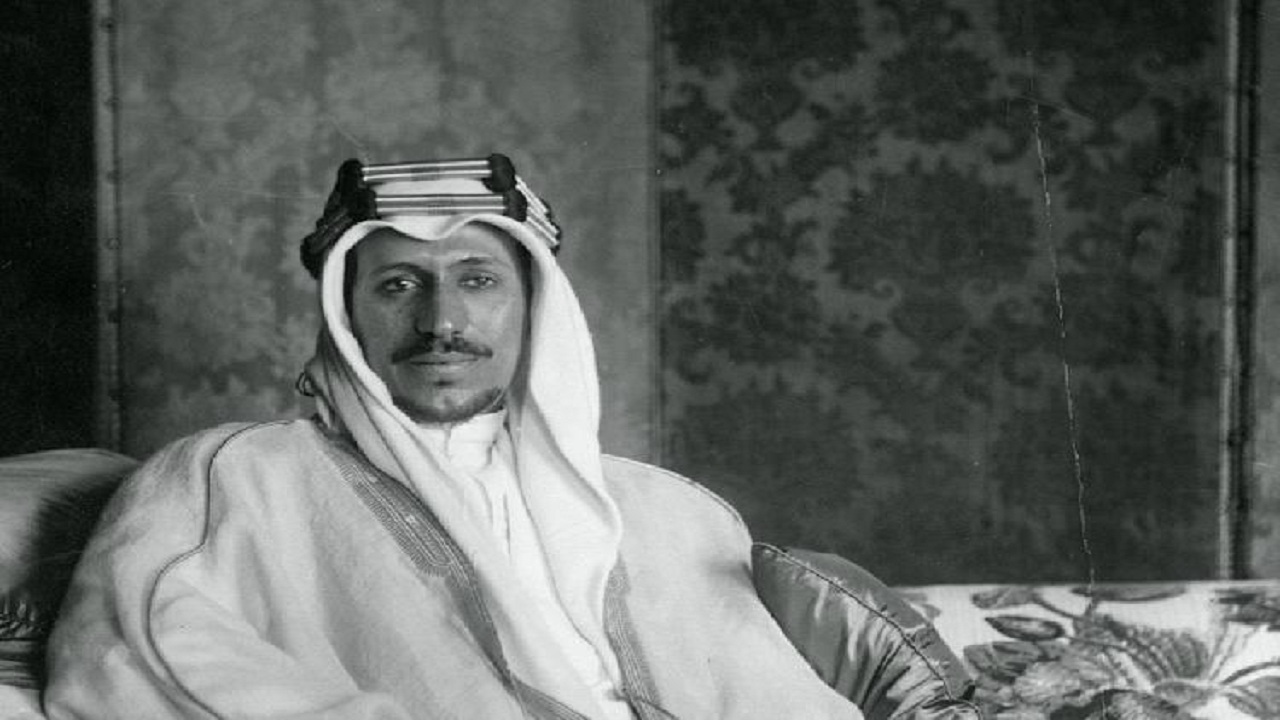 صورة نادرة للملك سعود يحمل صقراً في شبابه
